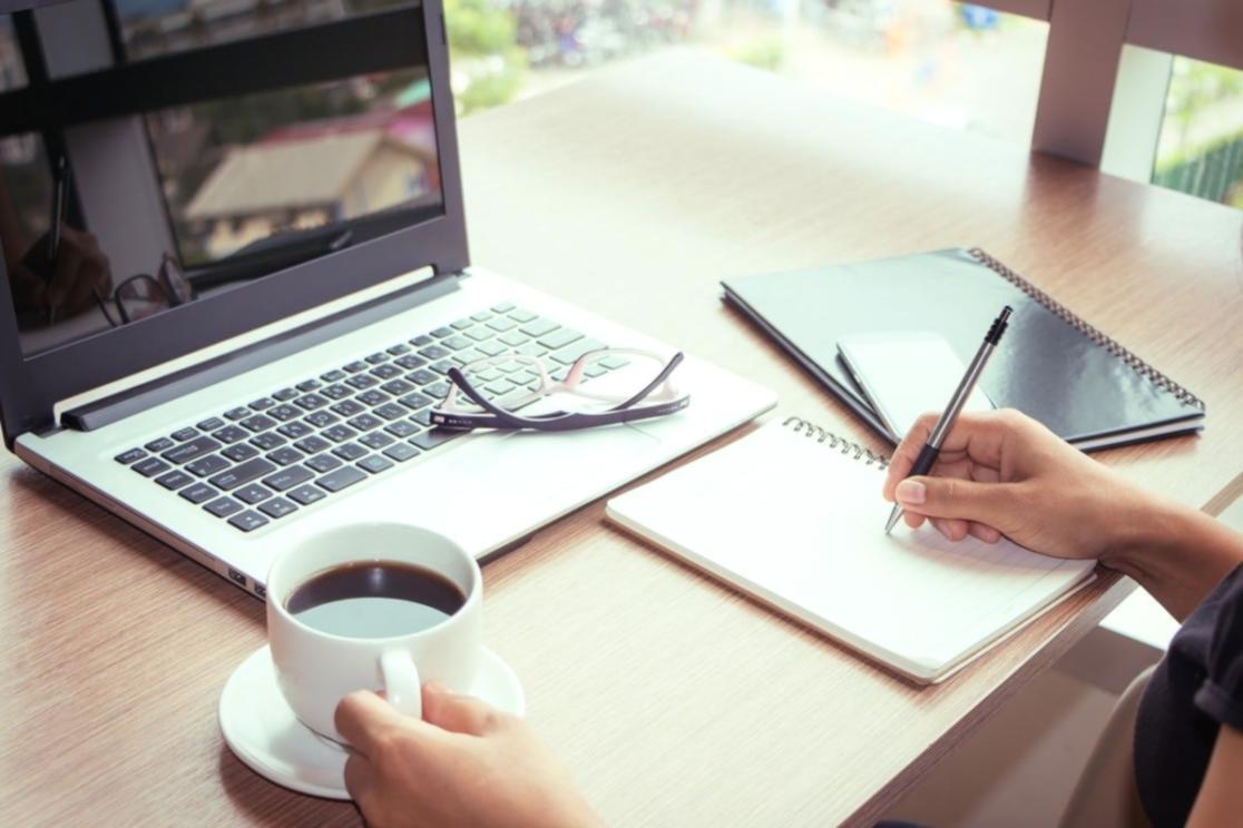 Menschen beim Austausch über Finanzthemen