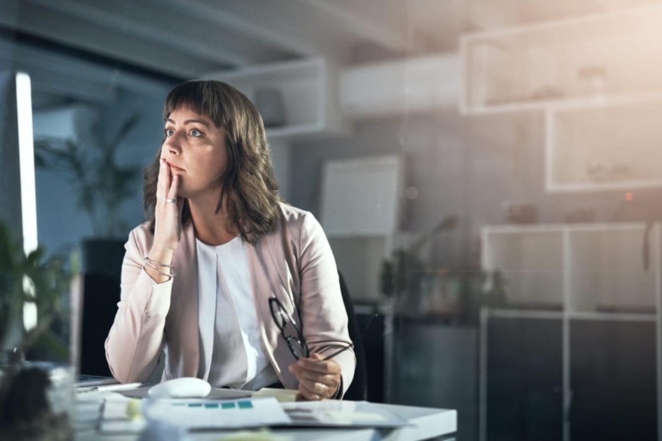 Organisierter Arbeitsplatz mit Laptop und Notizen für effektives Fernlernen