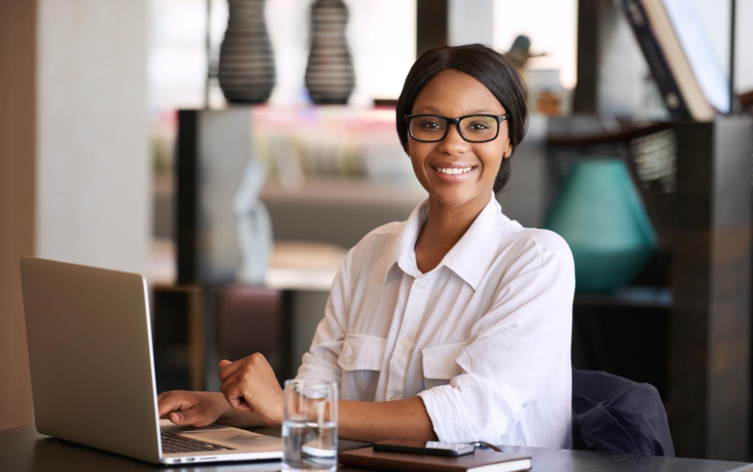 Zwei Personen besprechen Finanzunterlagen und Notizen an einem modernen Arbeitsplatz