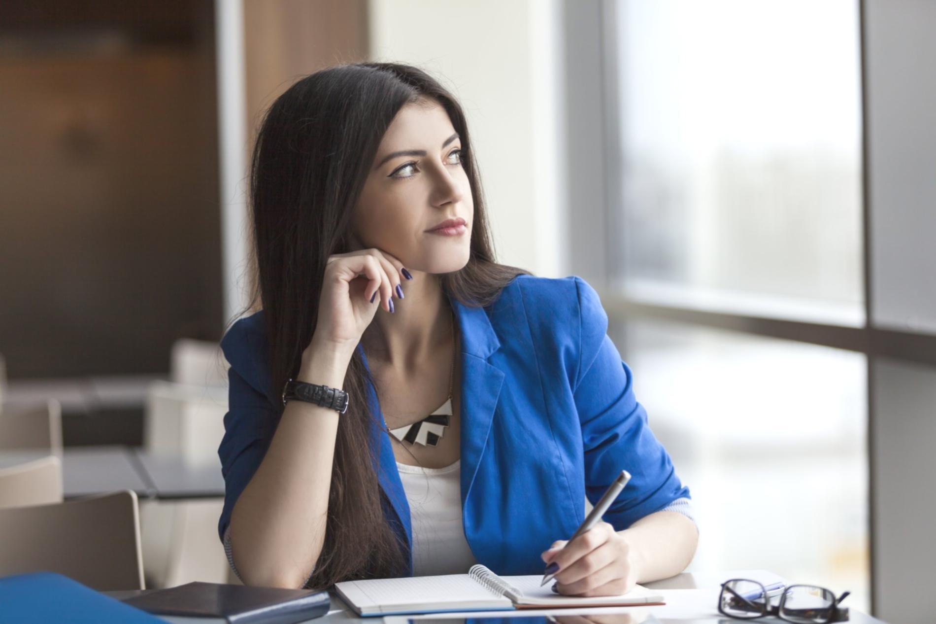 Nahaufnahme von Notizen und Finanzplanungs-Dokumenten auf einem Schreibtisch