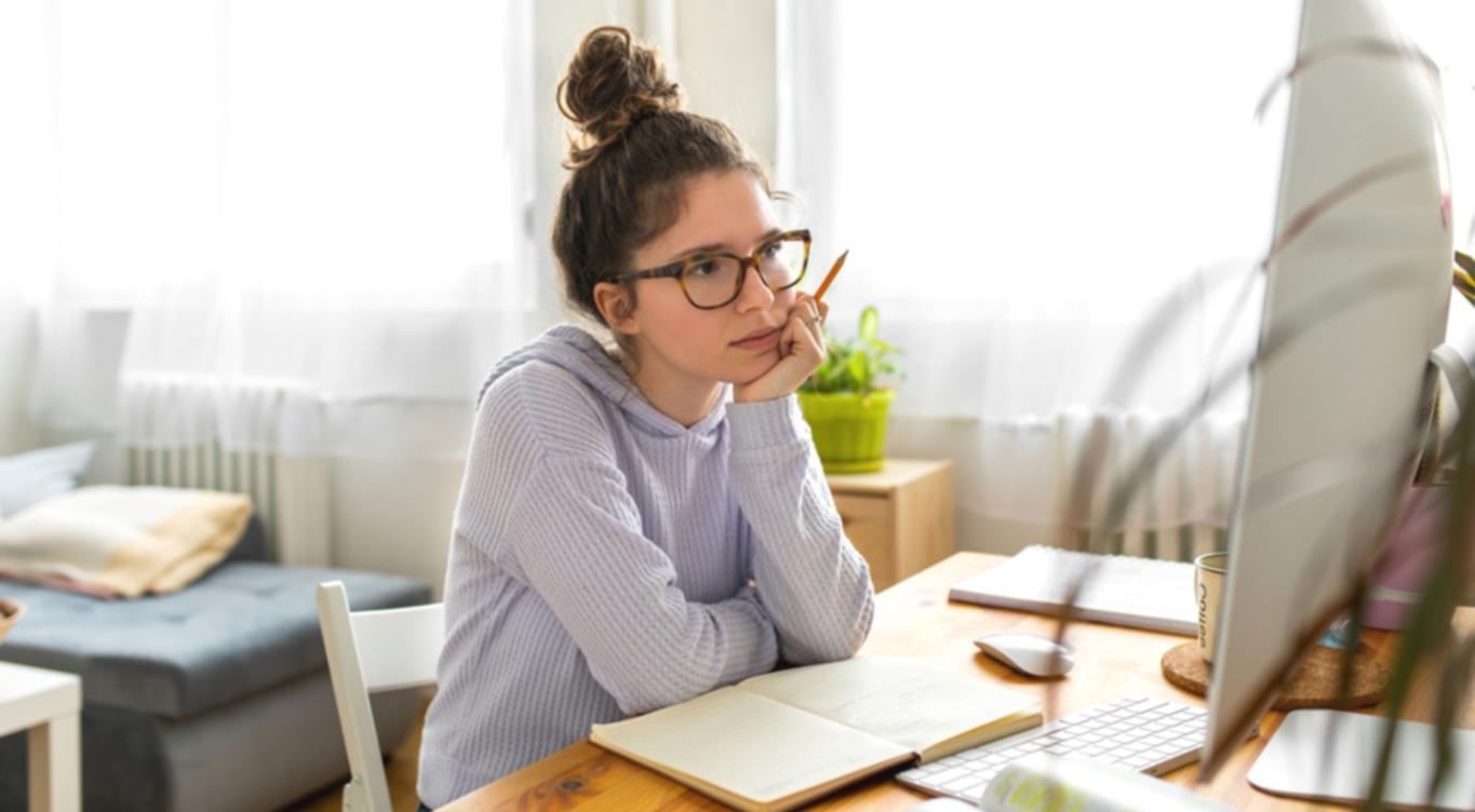 Teilnehmer während eines interaktiven Workshops zum Thema Haushaltsbudget
