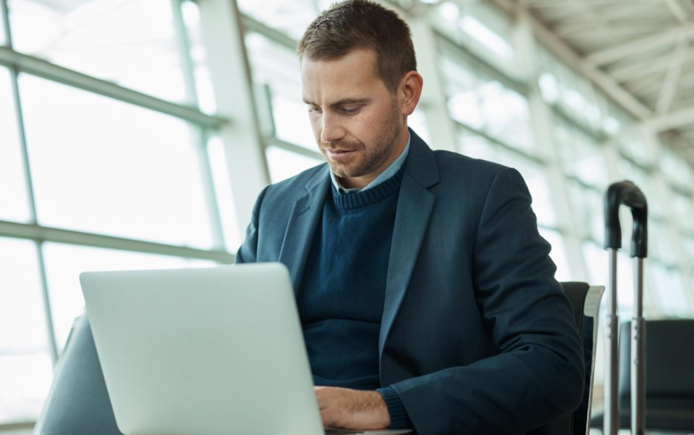Gruppendiskussion über langfristige Sparstrategien in gemütlicher Atmosphäre